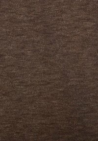 Tissu marron à côtes avec une surface textur�ée, présentant des lignes verticales et une subtile variation de teinte sur le matériau.
