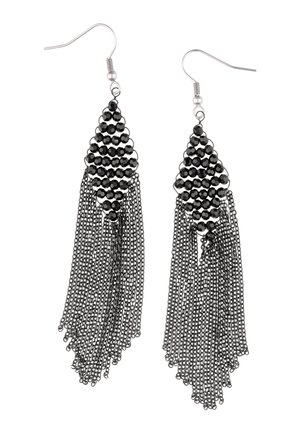 Sorte perleøreringe i diamantform med flere sølvkædekvaster og fiskekrog-øreringe.