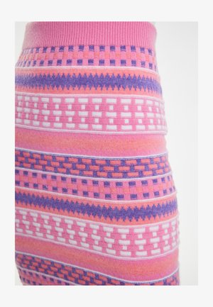 Pletená sukně se vzorem růžových, bílých a fialových geometrických designů. Má žebrovaný pas, což vytváří texturovaný vzhled.