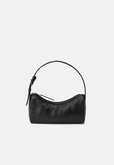 Borsa a tracolla in pelle nera con un design curvo, chiusura a zip e una tracolla sottile. Presenta una texture liscia e dettagli di cucitura discreti.