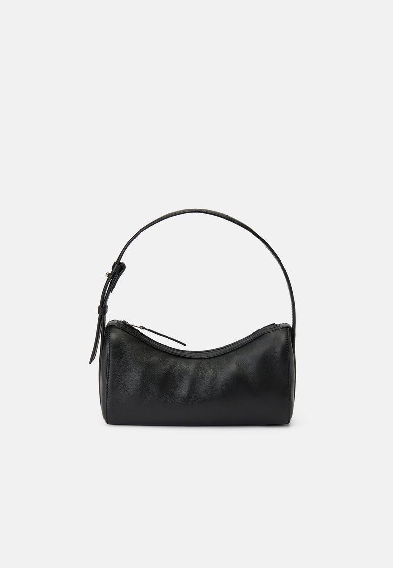 Musta nahkainen olkalaukku, jossa on kaareva muotoilu, vetoketjusulku ja ohut hihna. Siinä on sileä pinta ja hienovaraiset ompeluyksityiskohdat.