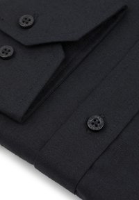 Czarna lniana tkanina o textured powierzchni, z złożonym kołnierzykiem i dwoma czarnymi guzikami. Widoczna detaliczna stębnowanie wzdłuż krawędzi.