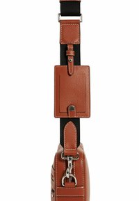 Cinghia per borsa in pelle marrone strutturata con una sezione intrecciata nera, dotata di portacartine e accessori in metallo argentato per il fissaggio.