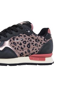 Baskets noires et roses avec une tige imprimée léopard, matériau texturé, lacets noirs, et un accent rose au talon. Elles portent la marque "Pepe Jeans".