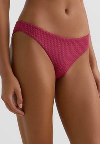 Ružové spodné diely bikín s nízkym strihom a vzorom. Má štruktúrovaný dizajn a hladký elastický pás.
