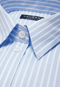 Jasnoniebieska koszula w paski z białym, z kołnierzykiem typu button-down, charakteryzująca się gładką teksturą materiału i przezroczystymi plastikowymi guzikami.