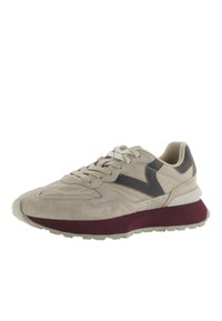 Sneakers beige in suede e sintetico con accenti grigio scuro, caratterizzati da una suola intermedia bordeaux, superficie texturizzata e chiusura con lacci.
