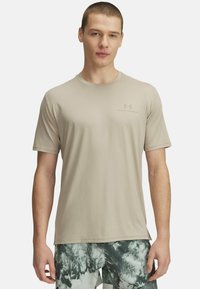 Bežna športna majica iz gladkega, lahkega materiala. Ima okroglo ovratnik in kratke rokave. Na prsih je subtilen logotip "Under Armour".