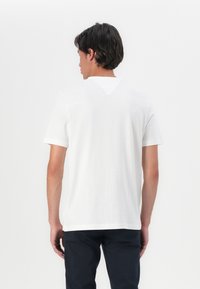 Tommy Hilfiger COLOUR FLAG TEE - Majica kratkih rukava s printom - white