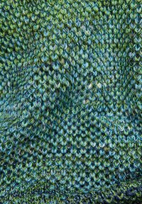 Nahaufnahme eines strukturierten Strickstoffs aus gemischten blauen, grünen und weißen Garnen mit sichtbarem Stichmuster und Faserstruktur.