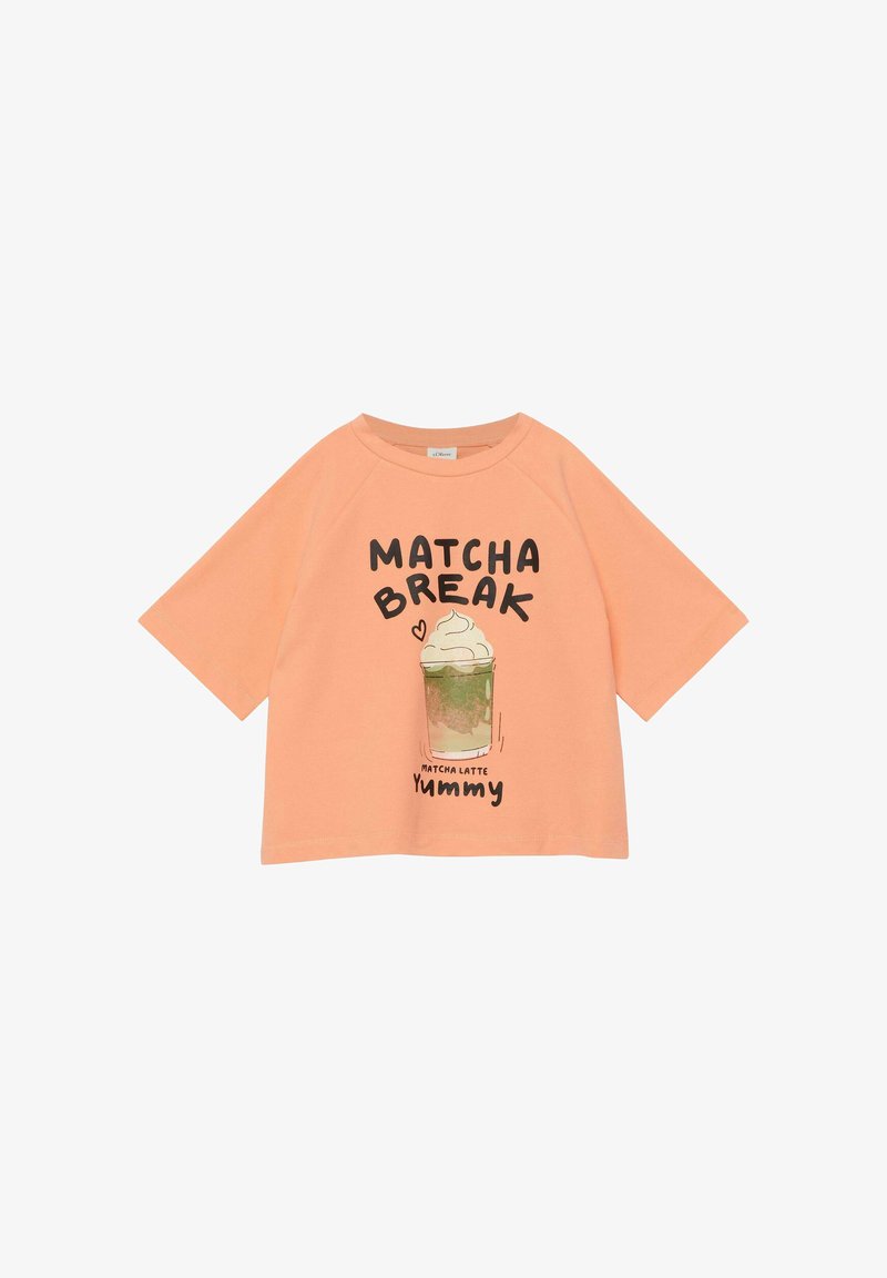 Chemise pêche à manches courtes avec impression d'un latte matcha garni de crème fouettée et texte "MATCHA BREAK" et "Yummy" sur le devant.