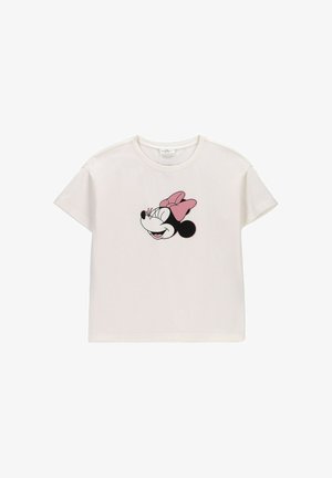 Biała koszulka z krótkim rękawem z uśmiechniętą twarzą Minnie Mouse w czerni i bieli, z dużą różową kokardą na głowie.