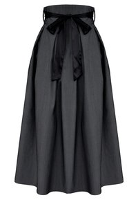 Szara spódnica do kostek o gładkiej teksturze, szerokich plisach i czarnym satynowym pasku zawiązanym w kokardę z przodu.