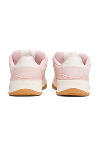 Rosa og hvit sneakers med en myk semsket overdel, polstret krage og en teksturert gummisåle. Merkevaren er preget på hælen.