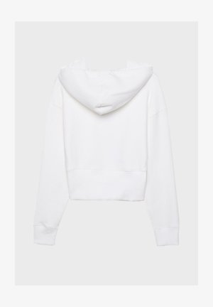 Zkrácená bílá mikina s kapucí vyrobená z měkkého materiálu, s přední klokankou, žebrovanými manžetami a nastavovací šňůrkou v kapuci.