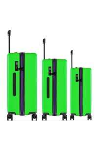 Trzy zielone twarde walizki w różnych rozmiarach, z purpurowymi suwakami, wysuwanymi uchwytami i czterema kółkami dla łatwej mobilności.