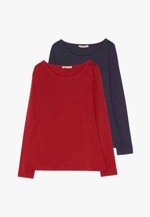 Duas blusas de mangas compridas: uma em vermelho vibrante e a outra em azul marinho escuro. Ambas têm um decote arredondado clássico e um material de algodão macio e texturizado.