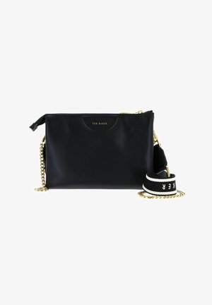 Pochette noire Ted Baker avec bandoulière chaîne dorée et bandoulière en tissu noir détachable avec texte blanc, posée sur un fond blanc.