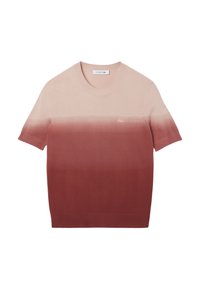 Camiseta de manga corta con un degradado que va de un rosa claro a un rojo profundo, hecha de una tela suave con un cuello redondo acanalado y el logo de Lacoste.