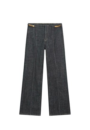 Pantaloni wide-leg in denim scuro con vita alta. Presenta cuciture a vista, chiusura con bottone e un accento unico in catena in vita.