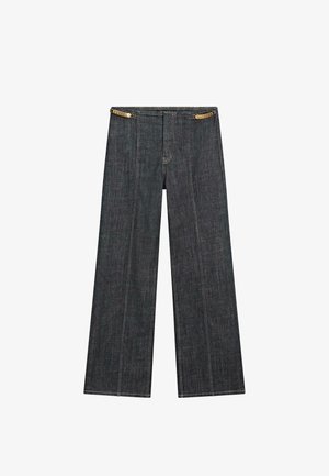 Pantaloni wide-leg in denim scuro con vita alta. Presenta cuciture a vista, chiusura con bottone e un accento unico in catena in vita.