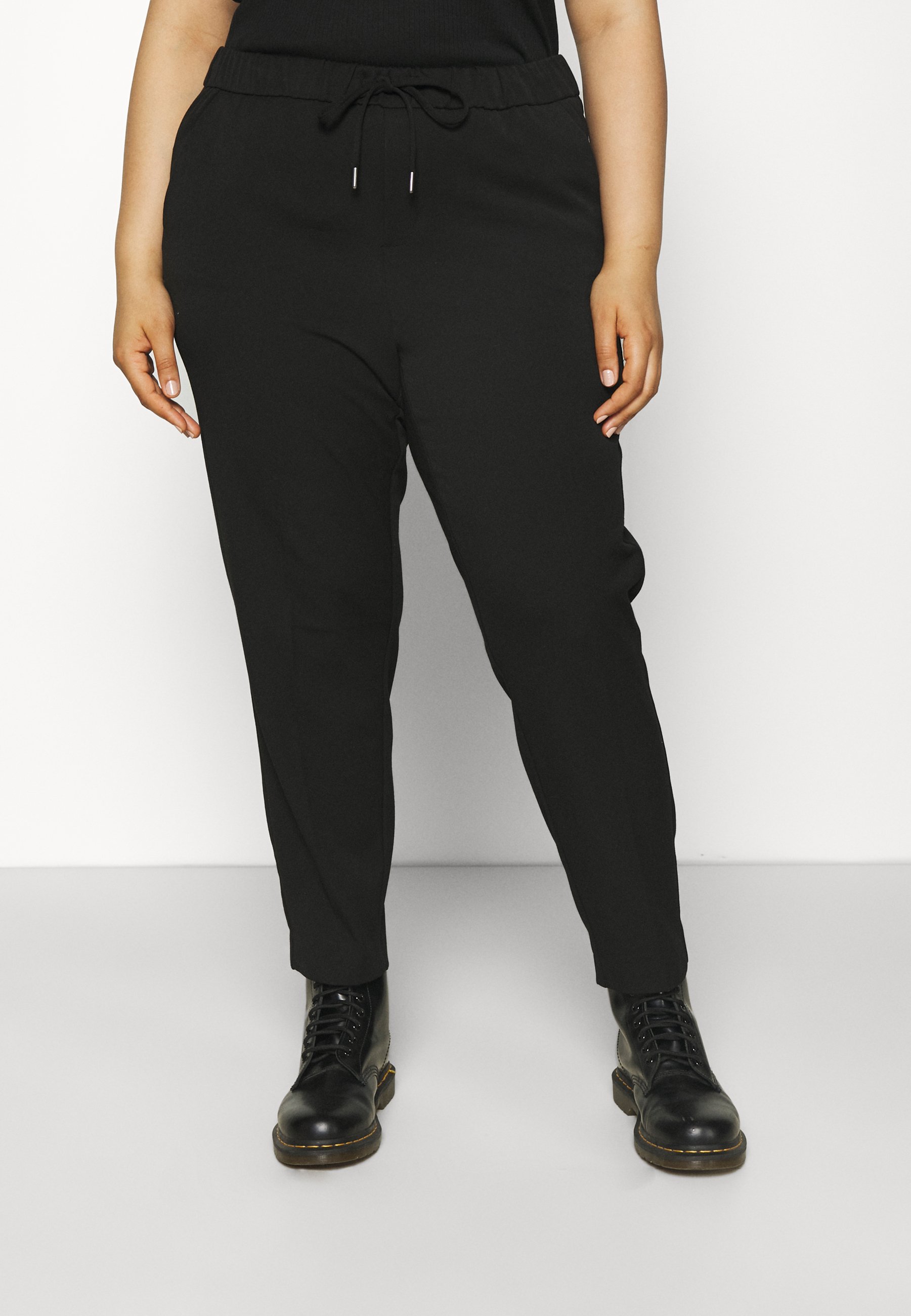 Vero Moda Curve VMMAYA LOOSE STRING PANT - Stoffhose - black/schwarz -  Zalando.de
