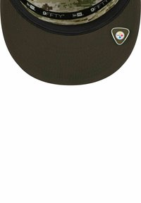 Olivgrüne Mütze mit flachem Schirm, die auf der Innenseite ein Camouflage-Muster aufweist. Verfügt über ein metallisches Logo-Detail und strukturierte Nähte.