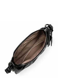 Borsa in pelle nera con chiusura a zip, dotata di un interno beige e tre scomparti. I dettagli includono un anello in metallo e accenti con nappine.