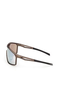 Gafas de sol deportivas con montura marrón y lentes grises. Presentan un diseño angular, patillas de goma negra texturizada y detalles de ventilación.