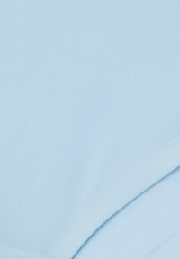 Tessuto azzurro chiaro con una texture liscia, caratterizzato da un sottile motivo a righe. Il materiale appare leggero ed è piegato lungo il bordo.