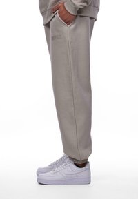 Dropsize LOOSE FIT  - Pantalones deportivos - pumice stone