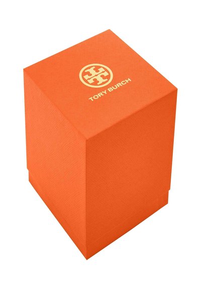 Orange rektangulær æske med tekstureret overflade, med Tory Burch-logoet og mærkenavnet i guld på toppen.