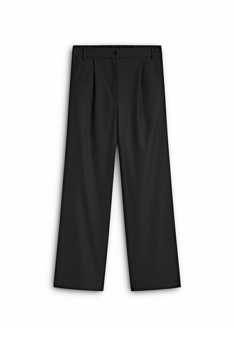 Pantalon large noir à fines rayures avec fermeture par bouton et zip, passants de ceinture et plis sur le devant, présenté à plat sur fond blanc.