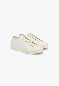 Sneakers in tela di colore crema, con suola in gomma, sei paia di occhielli e lacci color beige chiaro. Punta con texture.
