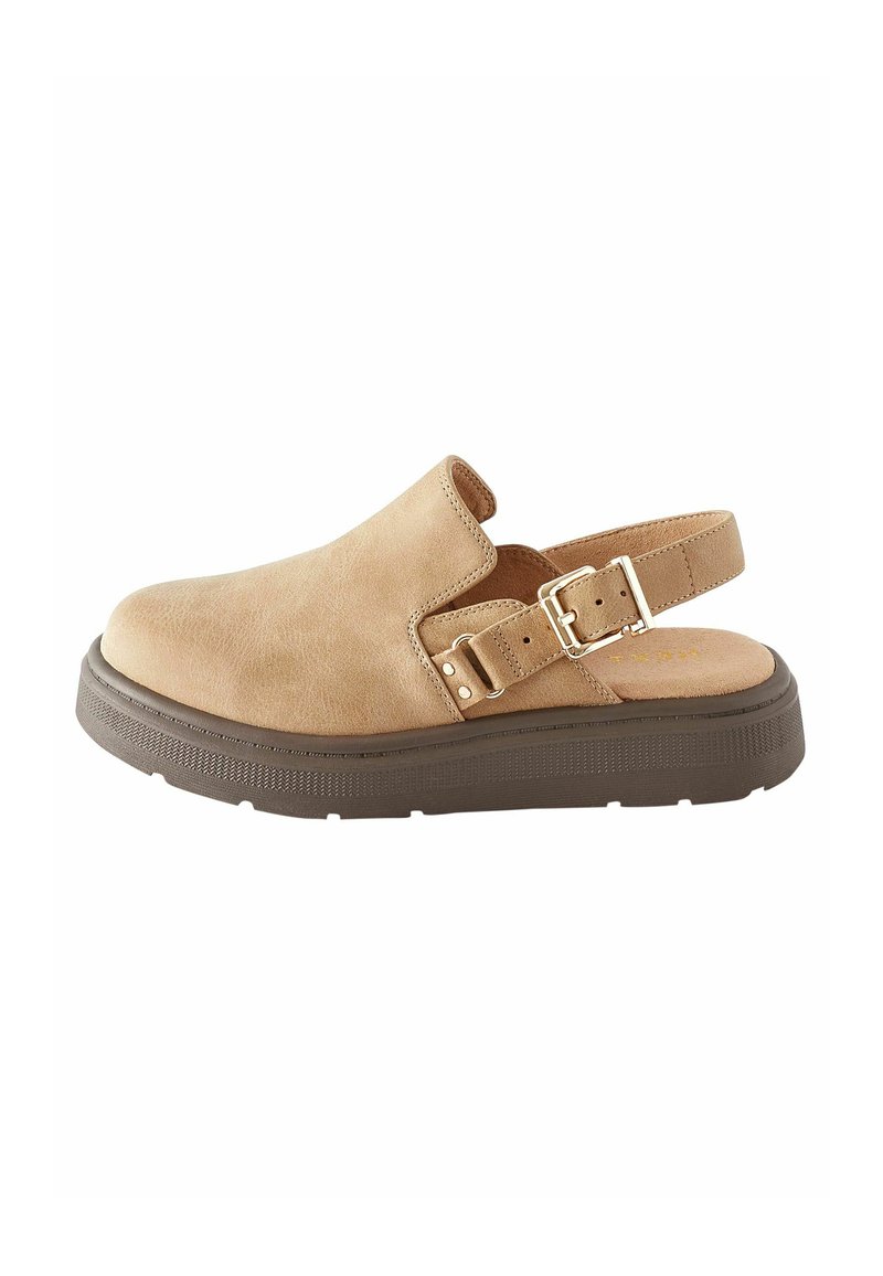 Chaussure slingback en cuir tan avec un bout fermé, boucle ajustable sur le côté, et une semelle plateforme texturée marron.