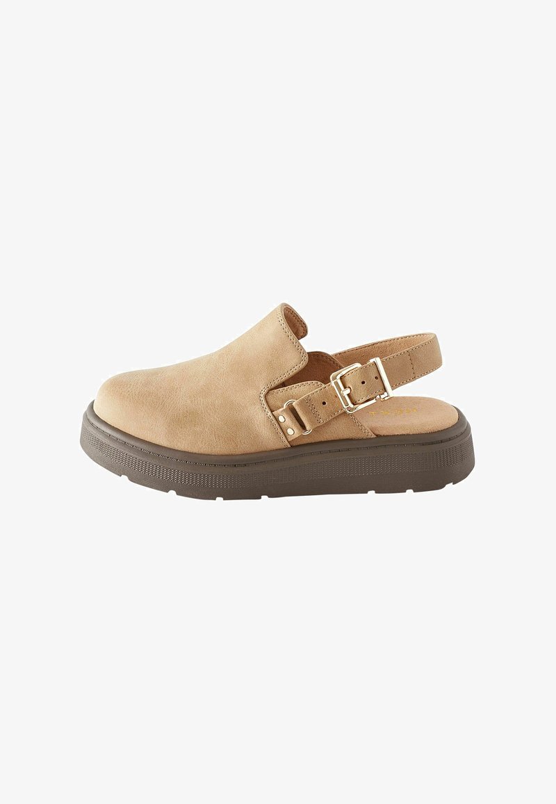 Sandal in pelle tan con punta chiusa, fibbia regolabile sul lato e suola platform marrone con texture.