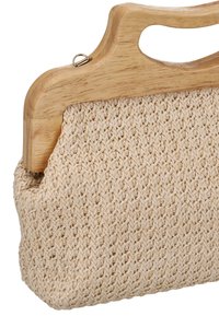 Bolso tejido color crema con asa de madera. El cuerpo presenta un diseño tejido texturizado, mientras que el asa es lisa con un acabado natural de madera.