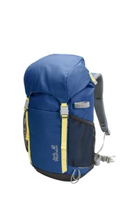 Μπλε σακίδιο πεζοπορίας με γκρι επενδυμένους ιμάντες, κίτρινες αγκράφες, πλαϊνή τσέπη από πλέγμα και λογότυπο Jack Wolfskin μπροστά.