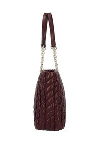 Sac à main en cuir bordeaux avec une texture matelassée, de forme conique, avec chaîne et anse, et une ouverture supérieure froncée pour une accessibilité optimale.