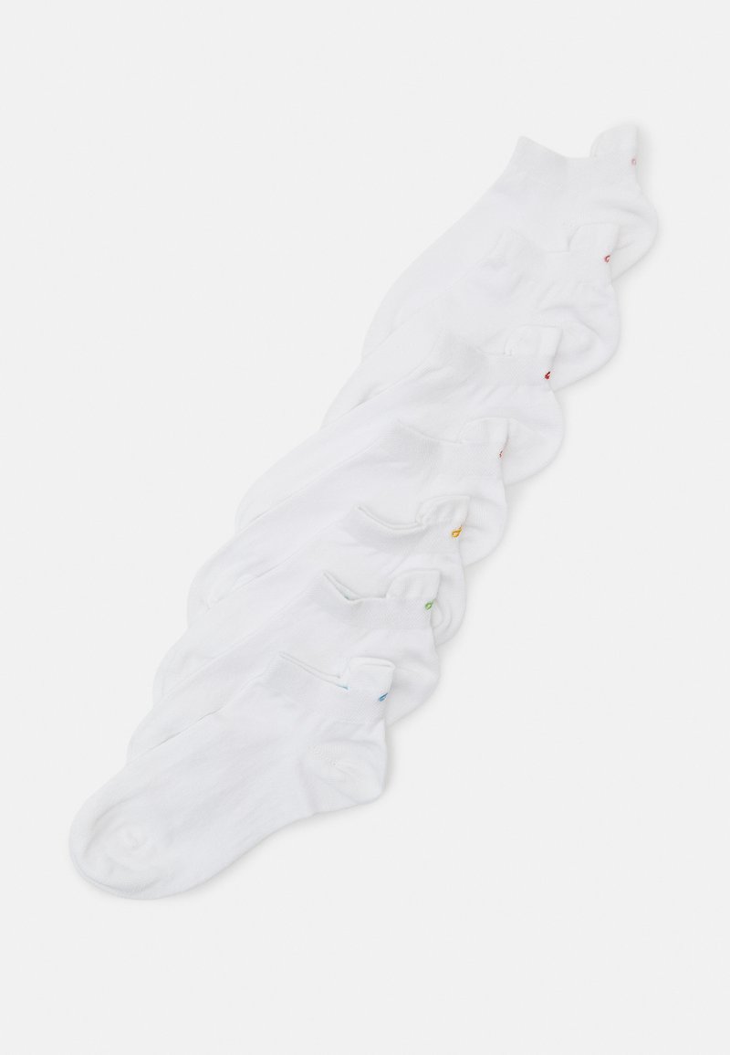 Set aus weißen Socken mit verschiedenen Farben an der kleinen Ferse. Hergestellt aus einem weichen, dehnbaren Stoff und mit einem tiefen Schnitt.