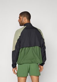 New Balance BETTER RUN WATER RESISTANT JACKET - Windjack - garter snake