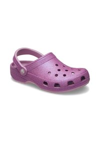 Paarse glittersloffen met een dichte neus, open hiel en ventilatiegaten. Gemaakt van flexibel materiaal met een gestructureerde afwerking en een stevige zool.