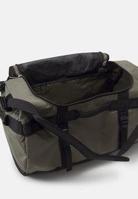 The North Face BASE CAMP DUFFEL S UNISEX - Bolsa de viaje - new taupe green/black
