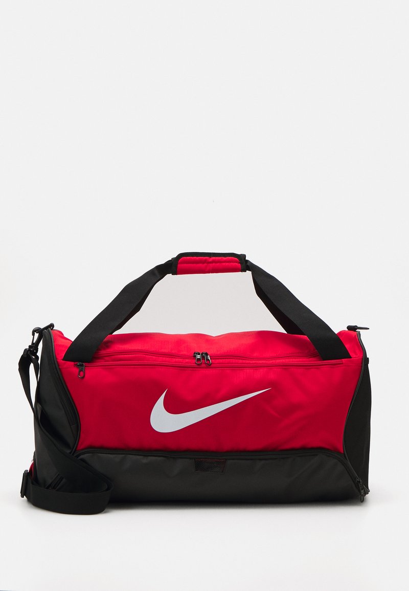 Nike sporttas in rood en zwart, gemaakt van duurzaam materiaal. Voorzien van een groot wit logo, dubbele rits en verstelbare schouderband.