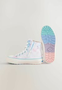 Sneakers alte in tessuto tie-dye pastello con zipper laterale, punta in gomma bianca e suola in gomma multicolore.