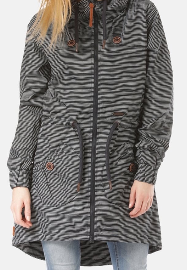 Cappotto a righe grigio scuro con cappuccio, caratterizzato da accenti marroni, cordini e ampie tasche frontali. Maniche lunghe e orlo posteriore più lungo.