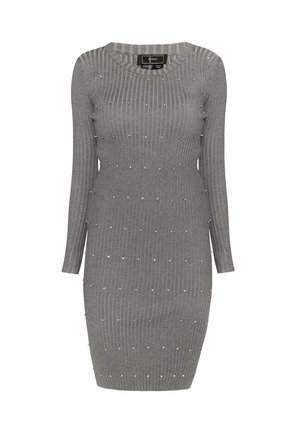 Šedé žebrované šaty s dlouhými rukávy, zdobené kovovými hroty rovnoměrně rozloženými po látce, s kulatým výstřihem a obepínajícím střihem.
