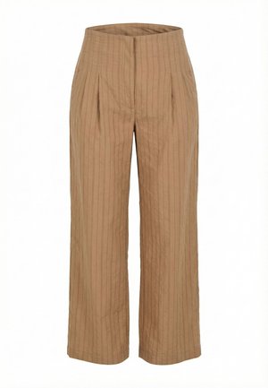 Pantaloni marroni a gamba larga a vita alta con sottili righe verticali e pieghe sul davanti, con chiusura frontale nascosta.