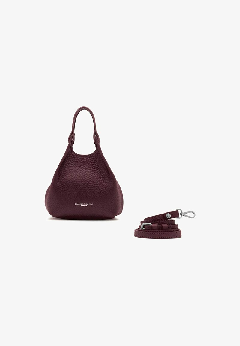 Borsa in pelle burdeos con texture a ciottoli, dalla forma arrotondata, con doppio manico superiore e tracolla rimovibile. Presenta un logo discreto sul davanti.
