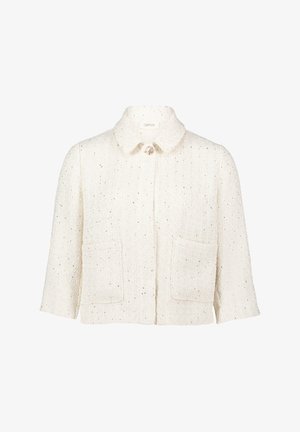 Weißer Tweed-Blazer mit Kragen, zwei Fronttaschen, kurzen Ärmeln und einem dekorativen Knopf am Hals. Subtiles strukturiertes Muster.